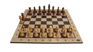 صفحه شطرنج کلاسیک و مهره چوبی رنگ قهوه ای شکلاتی